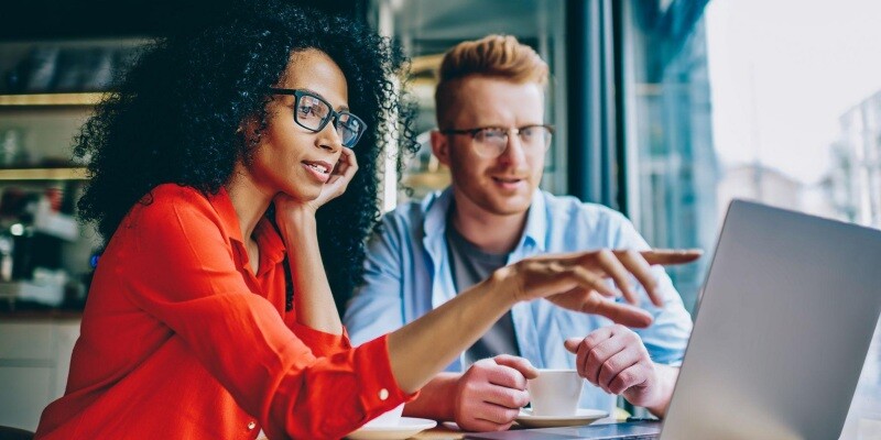 Why use EDI: analyzing data with a laptop in cafe