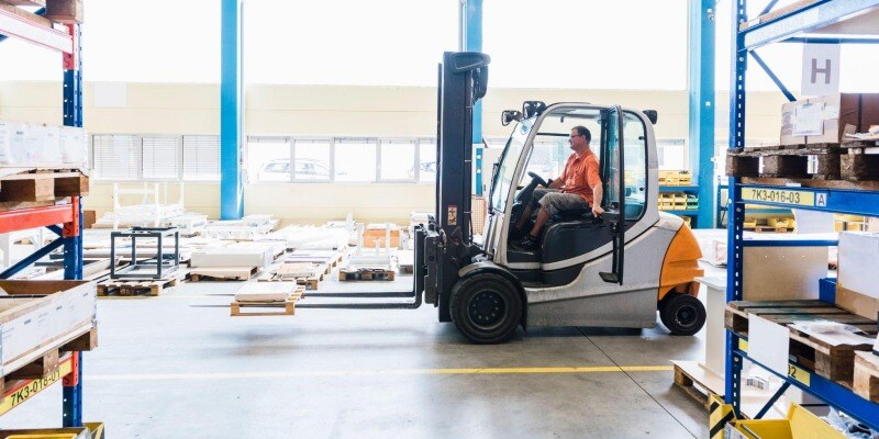 Forklift in warehouse: How to choose an EDI vendor for logistics